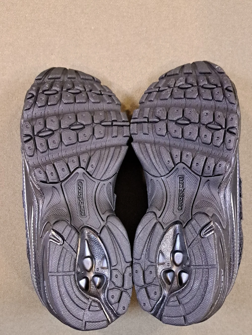 New Balance Kids 740 Bungee Lace - Color: Black/Silver Metallic - Size: Kids 1.5
